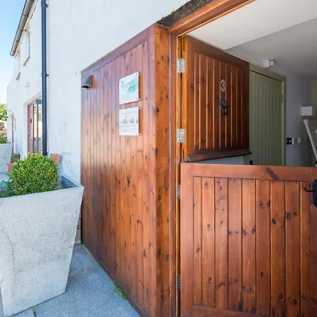 Saddle And Stable * Sennen